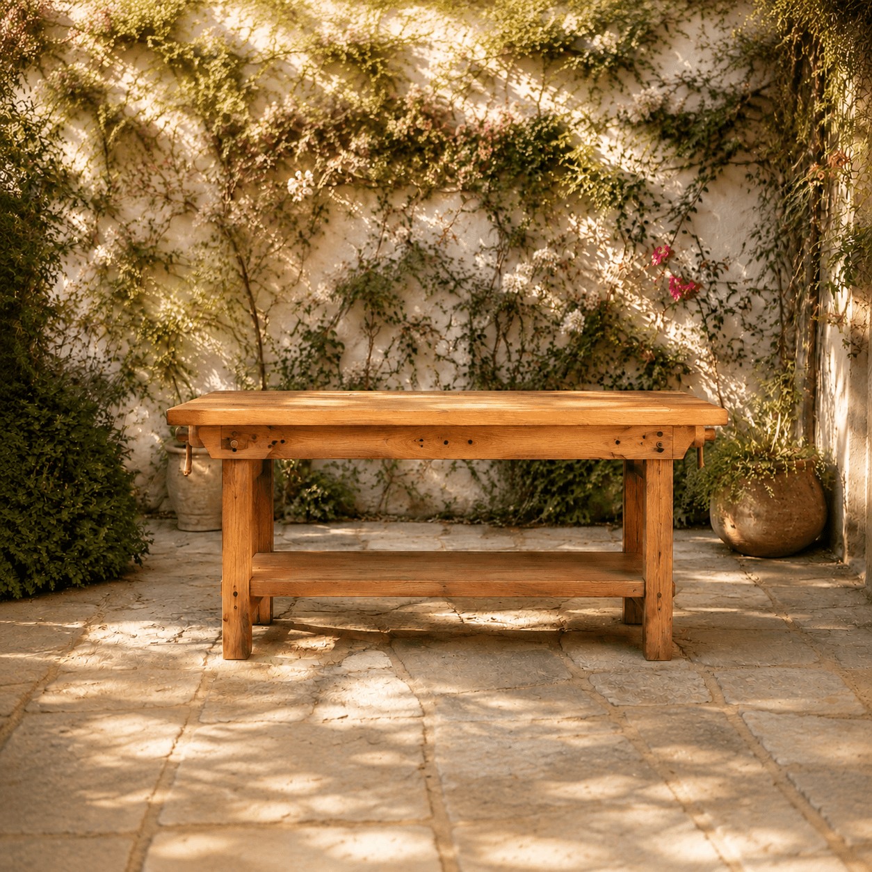 Mesa de madeira diante de uma parede coberta por flores e folhagens